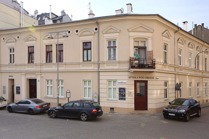 a car parked on the side of a building