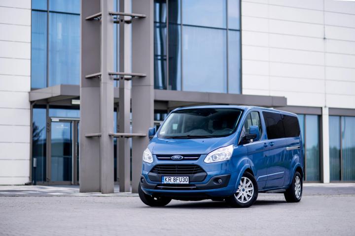 a car parked on the side of a building