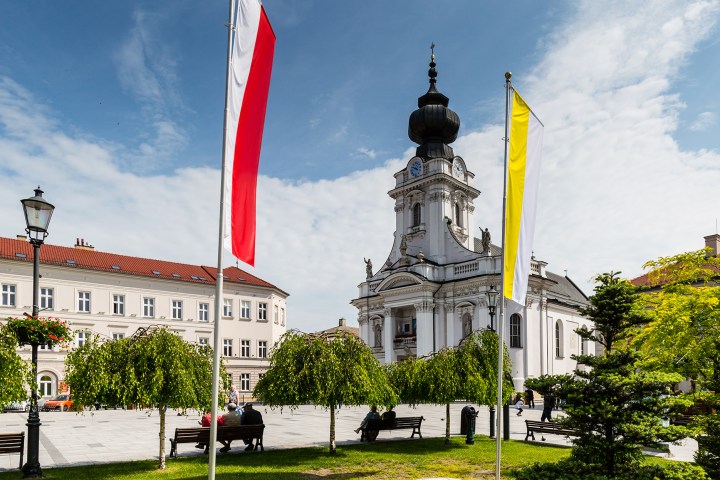 a large statue in front of a building