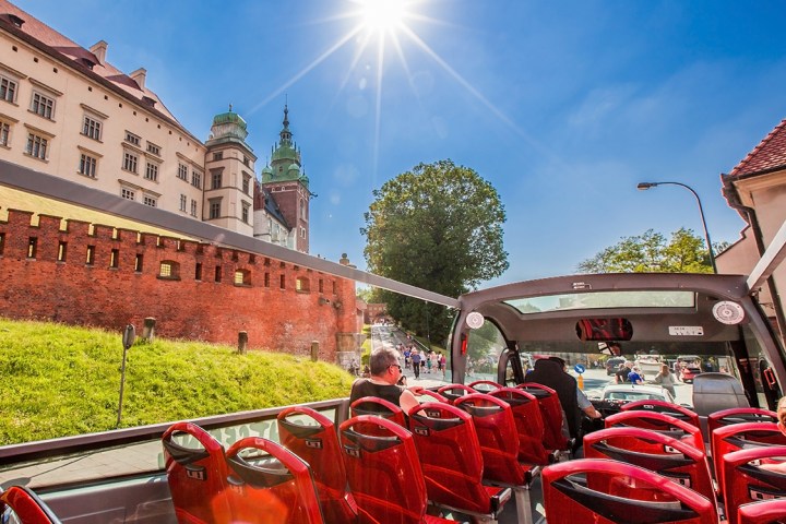 a row of parked motorcycles sitting on the side of a building